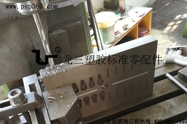 燈罩卡扣前模仁轉水孔